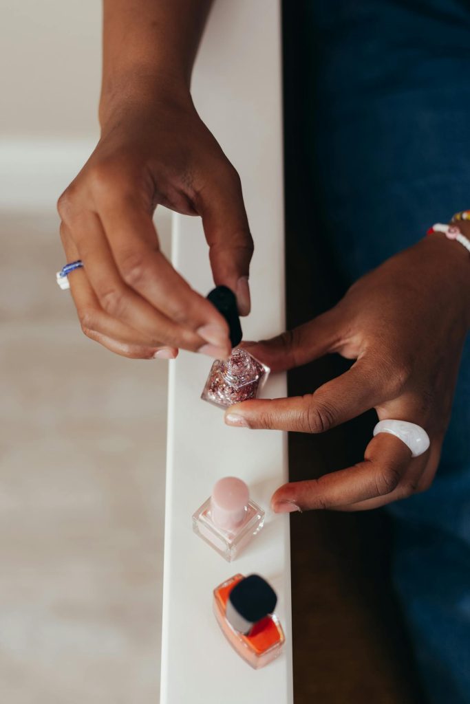 Akcesoria i kosmetyki do manicure przy stylizacji paznokci
