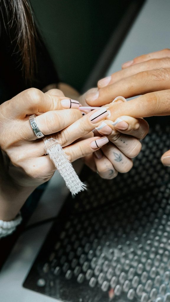 Profesjonalna stylizacja paznokci w salonie manicure
