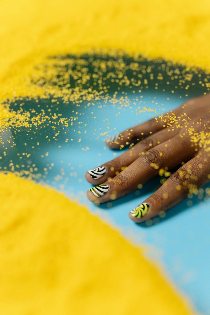 Kolorowe zdobienia i nail art na paznokciach